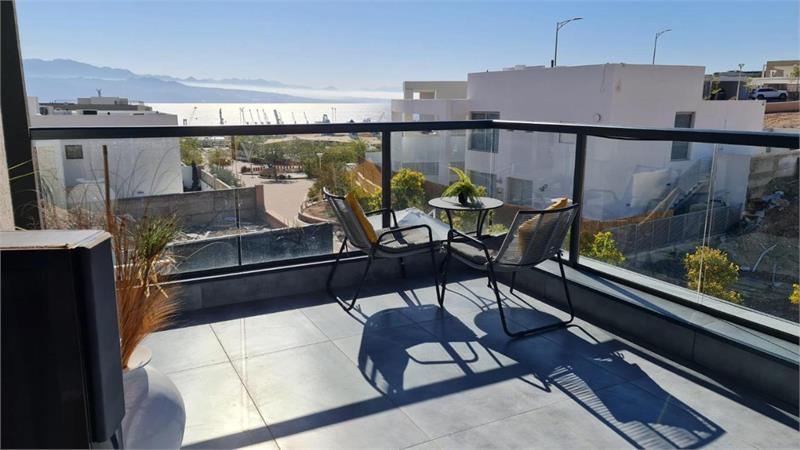 מרפסת שמש עם נוף לים