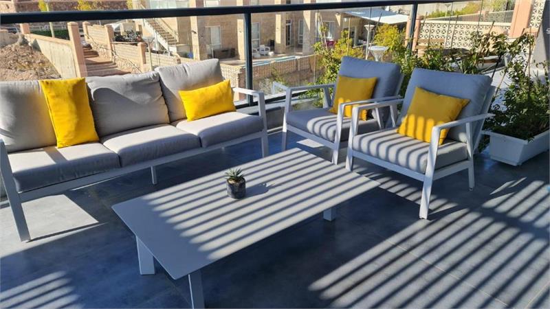 פינת ישיבה בחוץ-וילה באילת